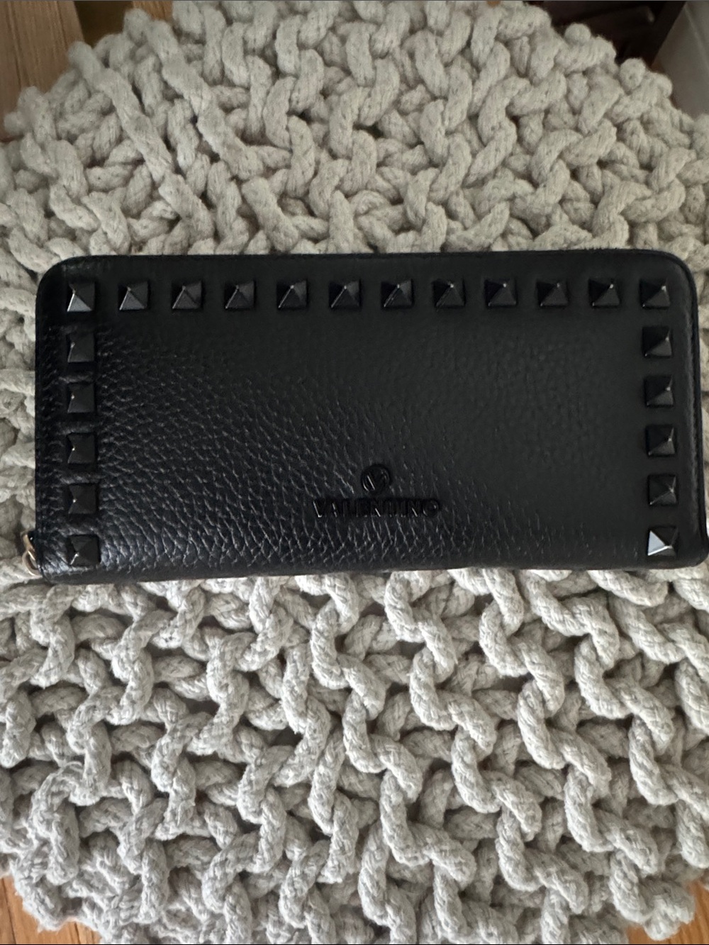 NWOT Valentino Garavani Black Leather Rockstud Zip Card Holder